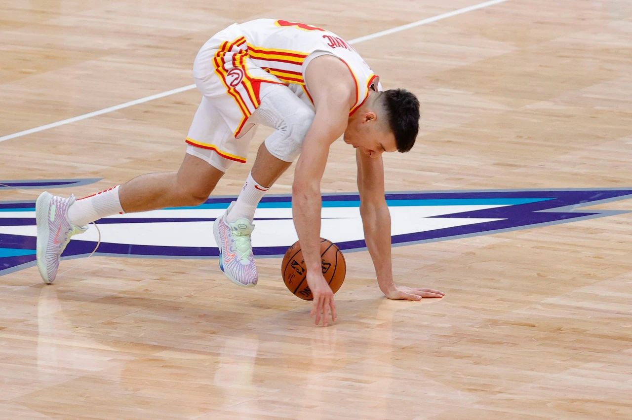 老鹰先发大前锋受伤,影响全队表现 老鹰先发大前锋受伤,影响全队表现