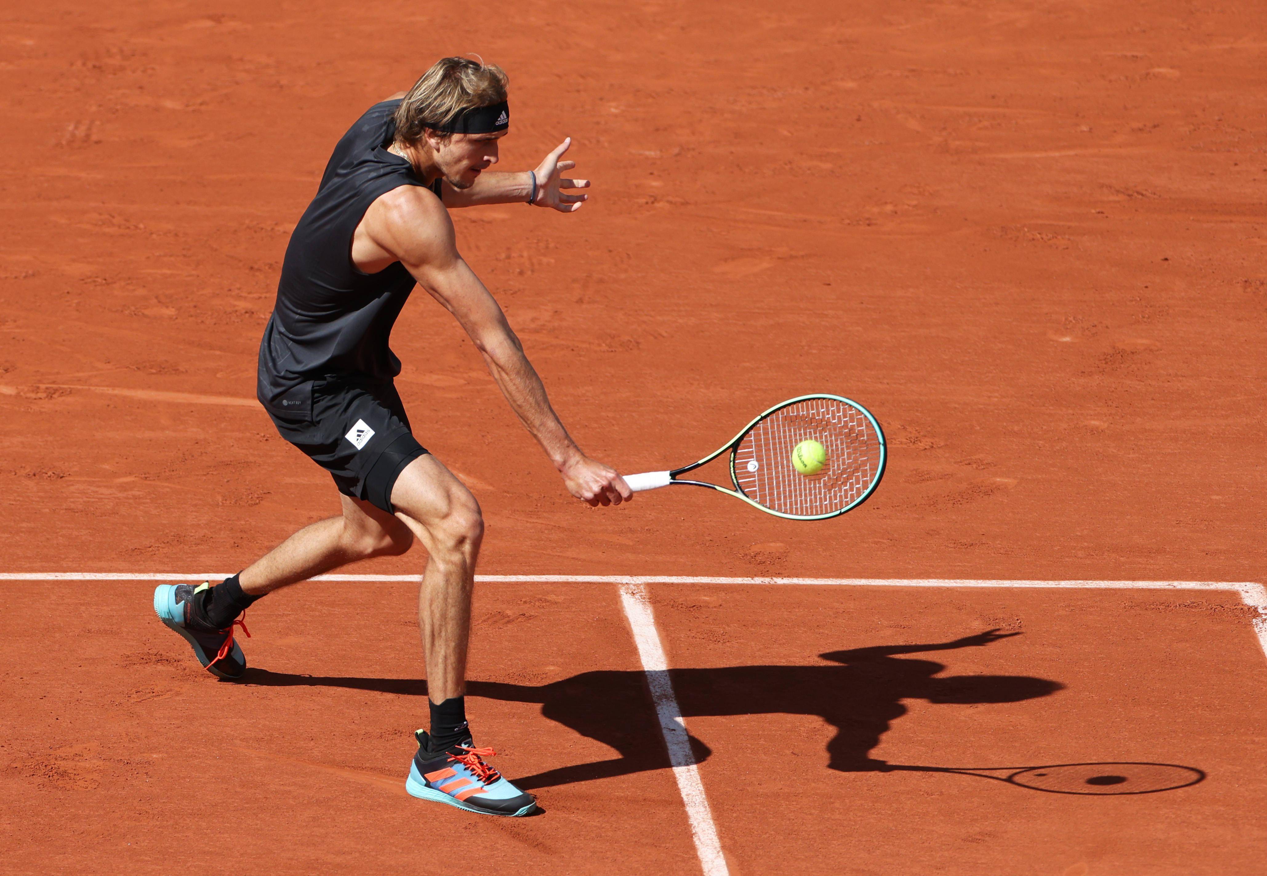 包含意大利网球队绝地反击世界网球队，兹维列夫高光表现的词条