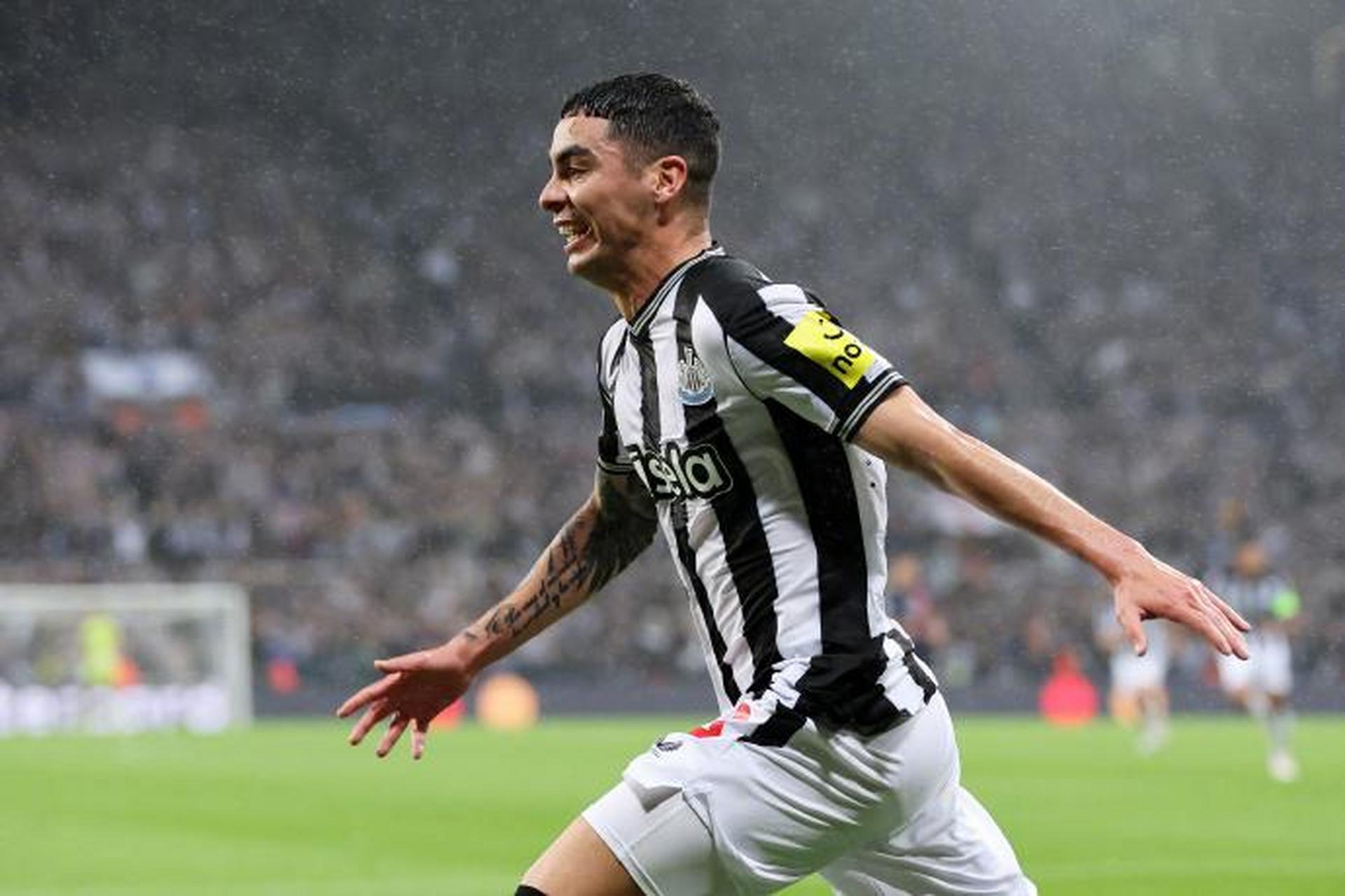 包含纽卡斯尔联大胜，球队士气高涨冲超积极的词条