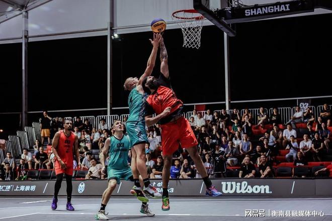 篮球比赛中出现了一场胜负难分的对决