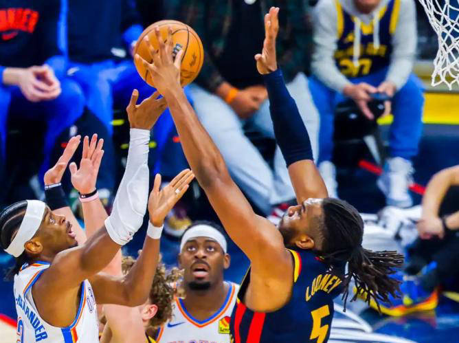 比赛节奏快速,双方互有攻守,结果难以预测 比赛节奏快速,双方互有攻守,结果难以预测