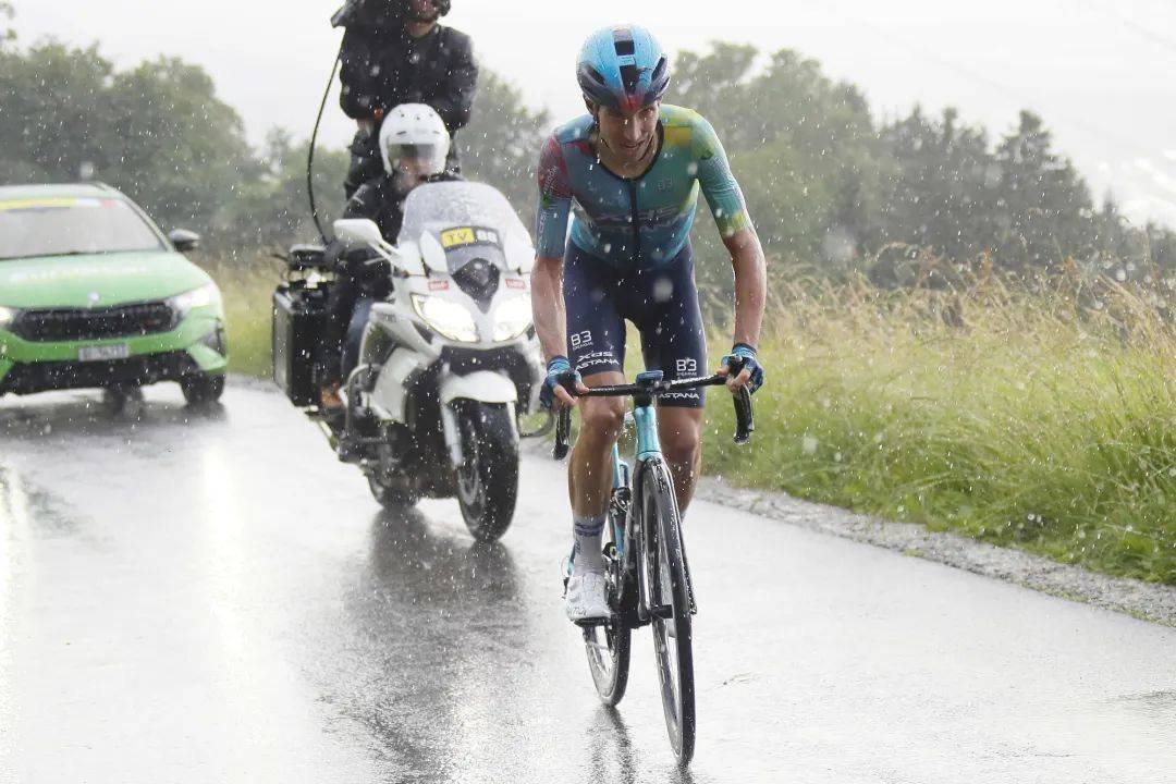 瑞士选手在自行车赛事中冲刺到终点 瑞士选手在自行车赛事中冲刺到终点