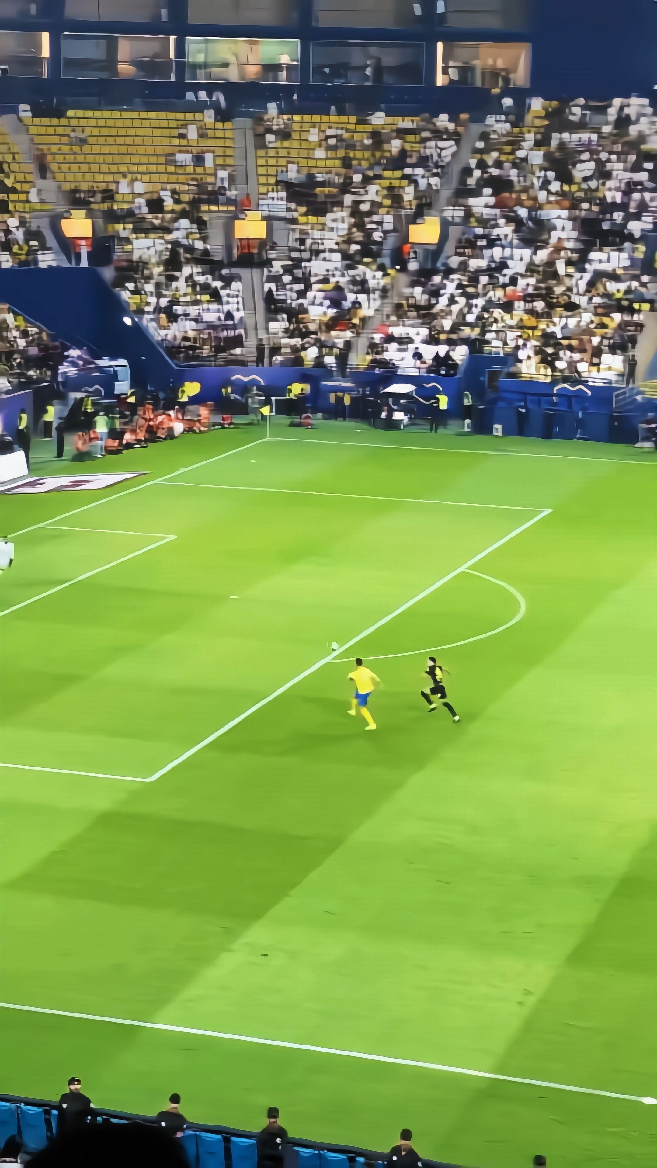 包含足球赛场的精采表现让球迷欣喜不已的词条