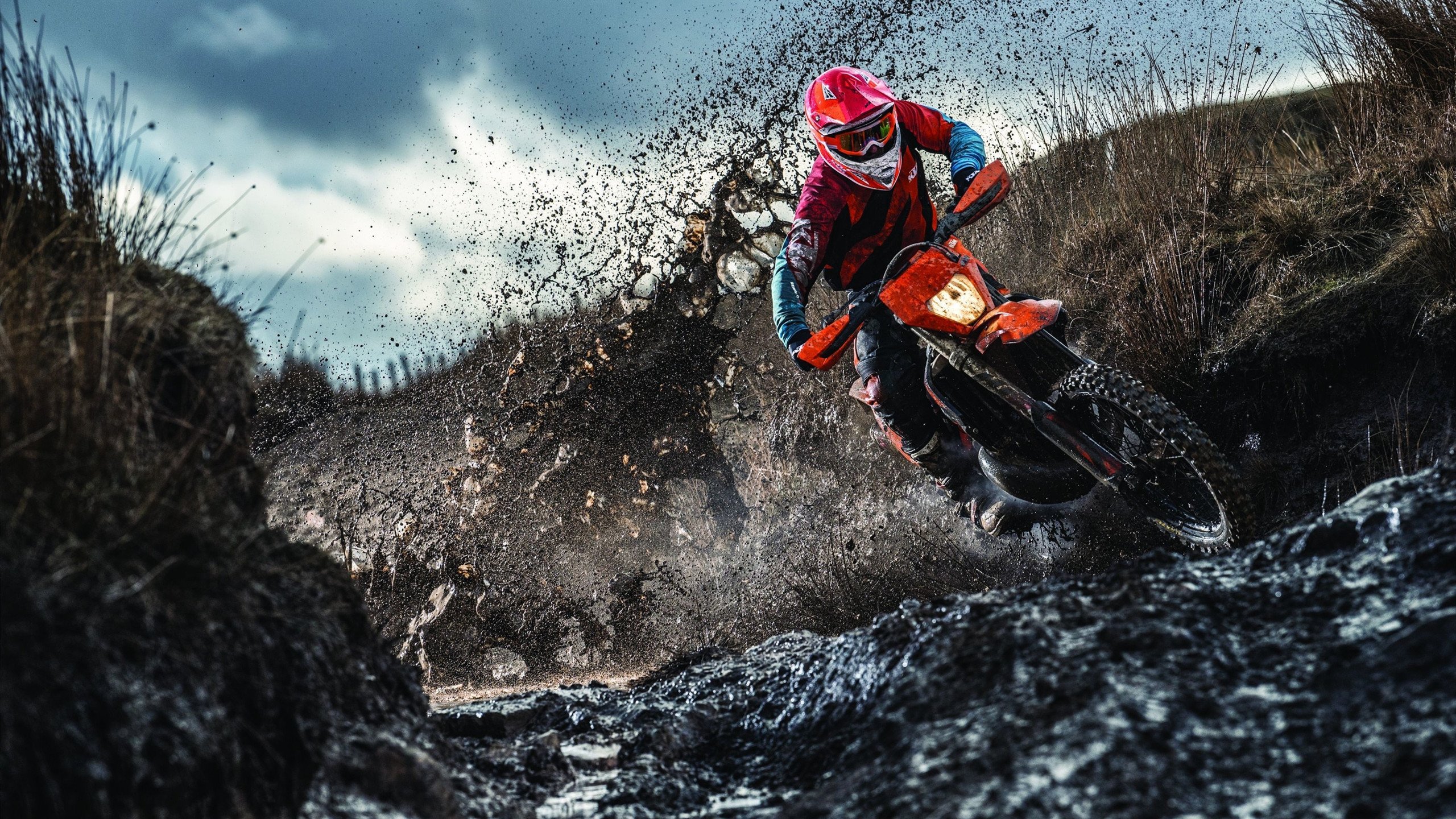 从诺坎普到摩纳哥,当足球的坚韧与赛道的狂野交织