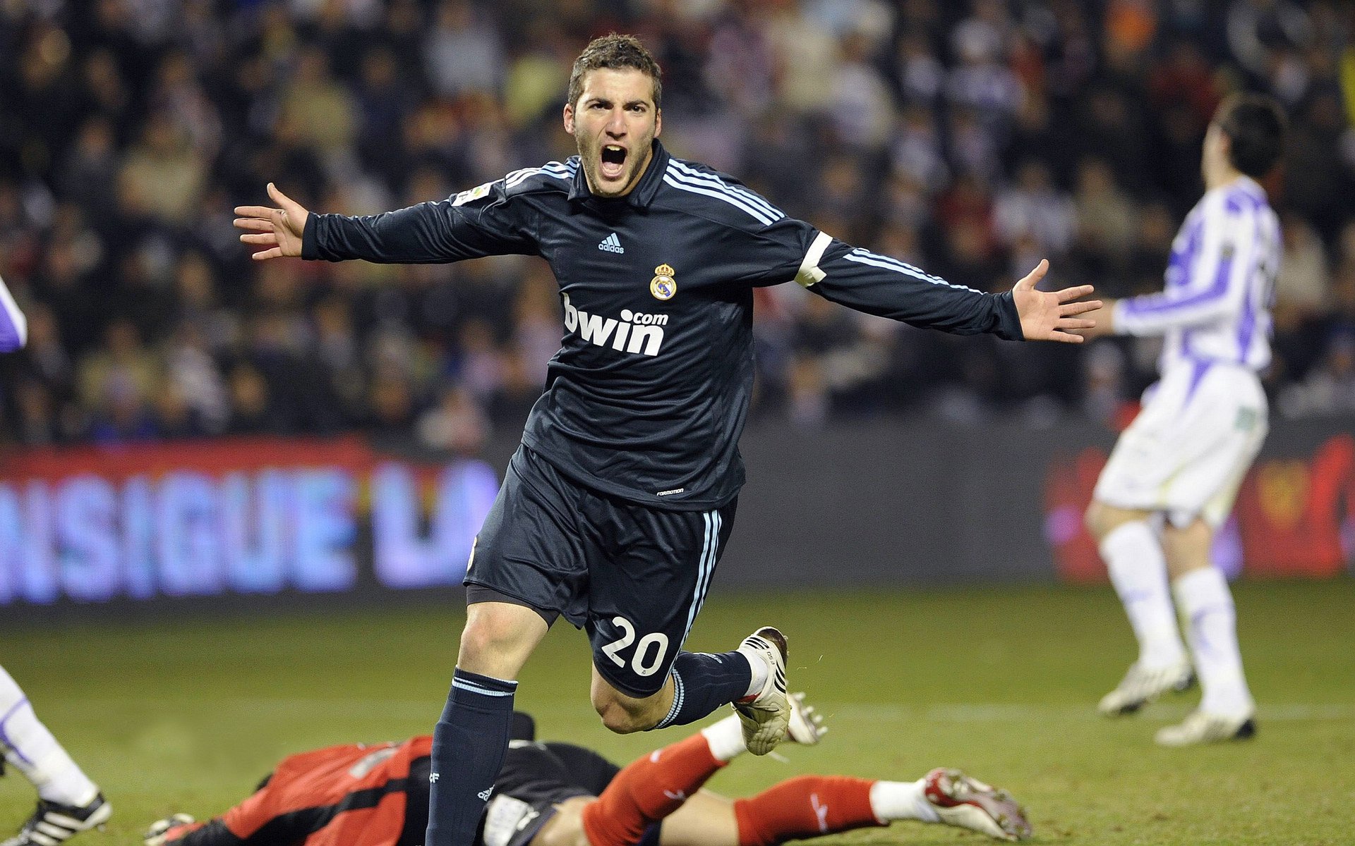 深圳队完胜爵士，麦科勒姆状态火热，一场跨越文化的篮球对话